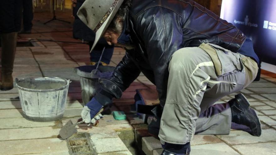 Gunter Demnig col·locant plaques Stolpersteine.