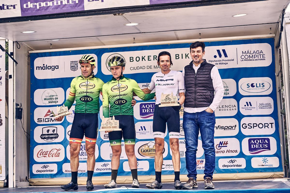 Podio del gravel masculino, prueba que se llevó Sergio Pérez Urbane, por delante de Manuel “Triki” Beltrán y Miguel López