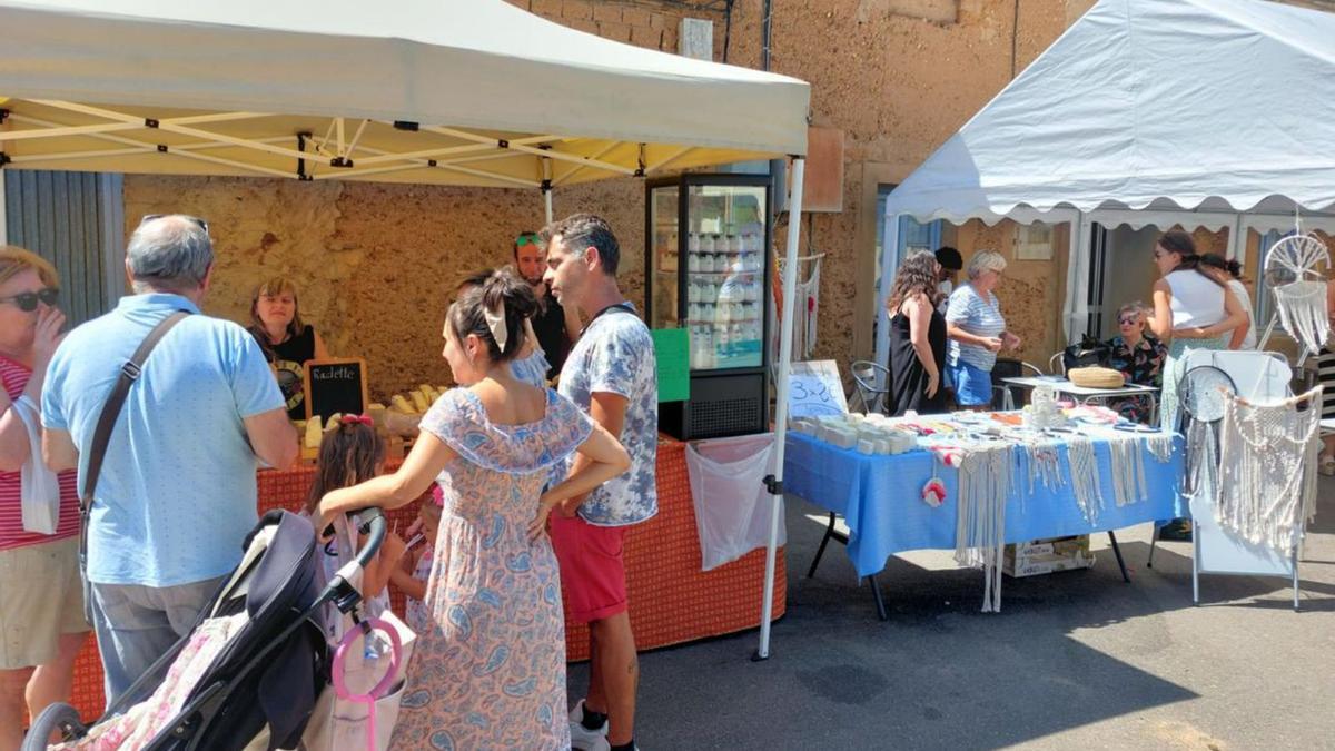 Visitantes del mercado medieval de Bretocino. | C. G. R.