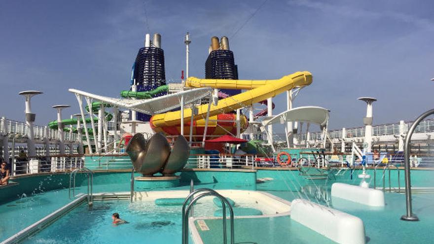 Cubierta principal del &#039;Norwegian Epic&#039;.