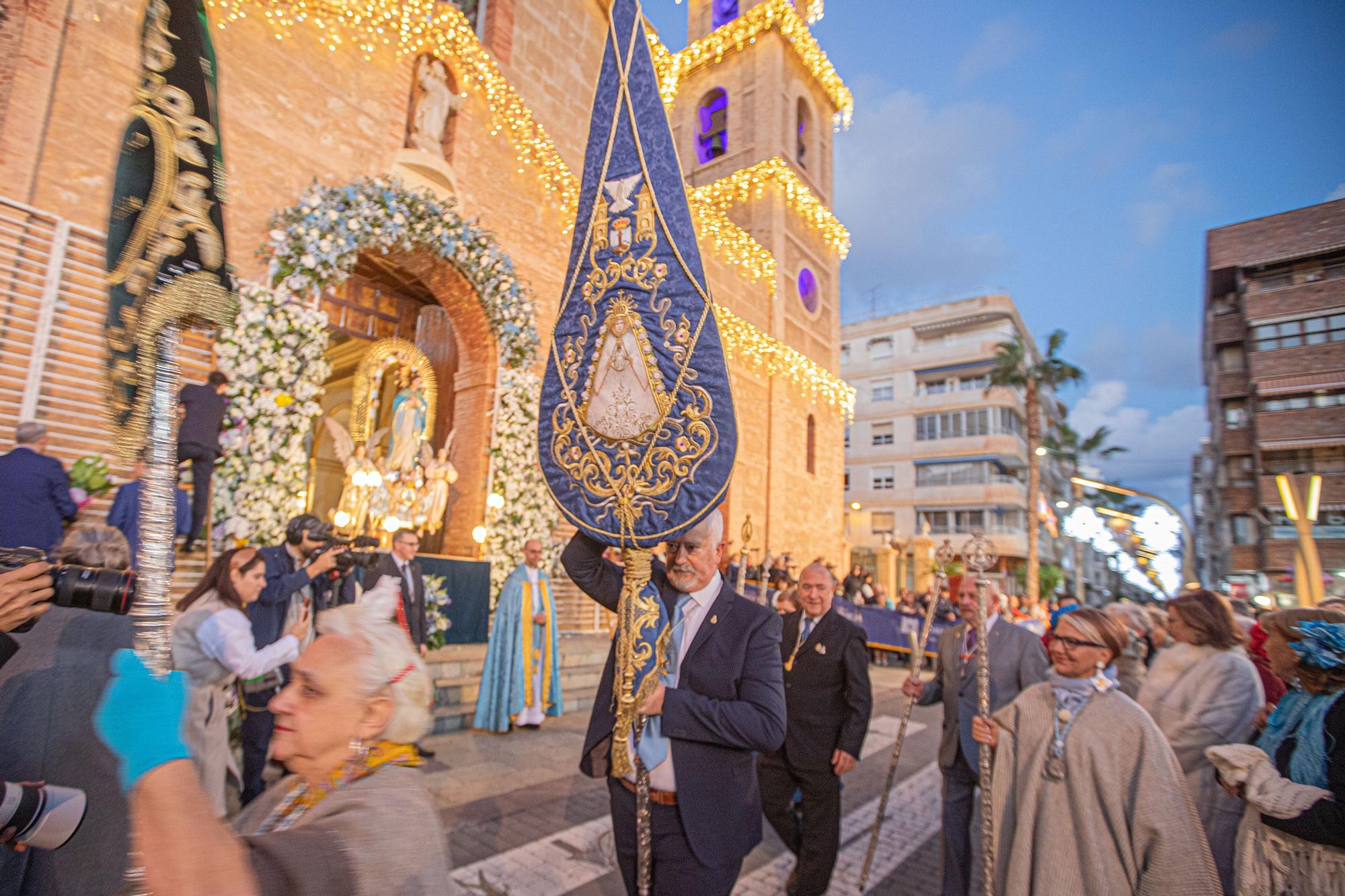 Más de 70 entidades y asociaciones participan en la multitudinaria ofrenda a la patrona que vistió de flores la fachada de iglesia de la Inmaculada Concepción