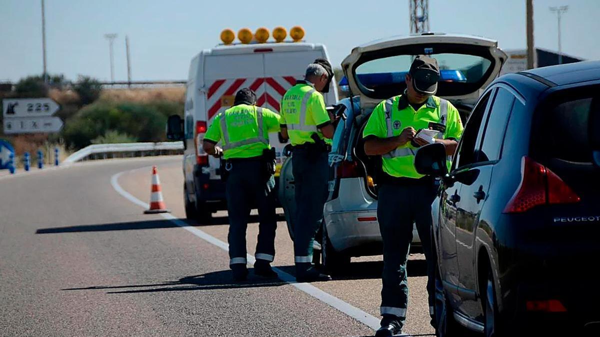 Multado un conductor de 32 años con 6.000 euros que circulaba a la velocidad adecuada pero cometió un erro con la matrícula del coche: la Guardia civil extrema la vigilancia