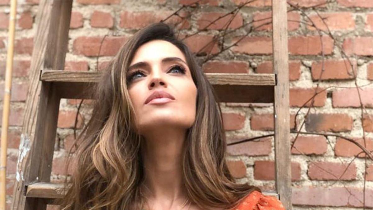 El look parisino de Sara Carbonero con vestido estampado