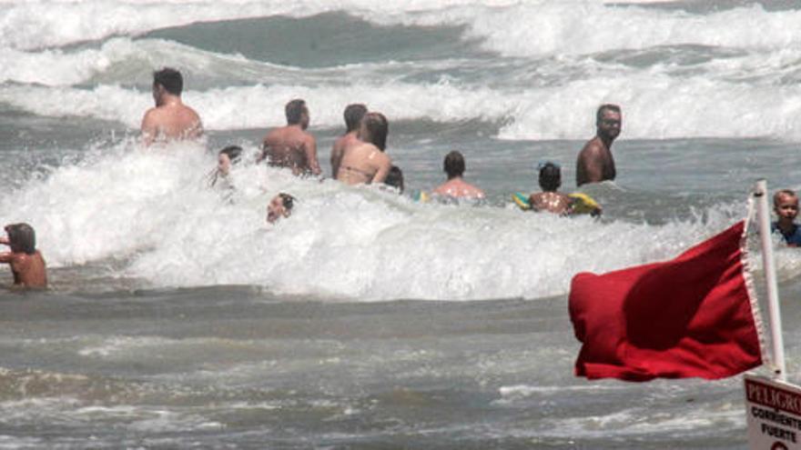 Dolón insta a la Policía a sancionar a los bañistas que ignoren la bandera roja