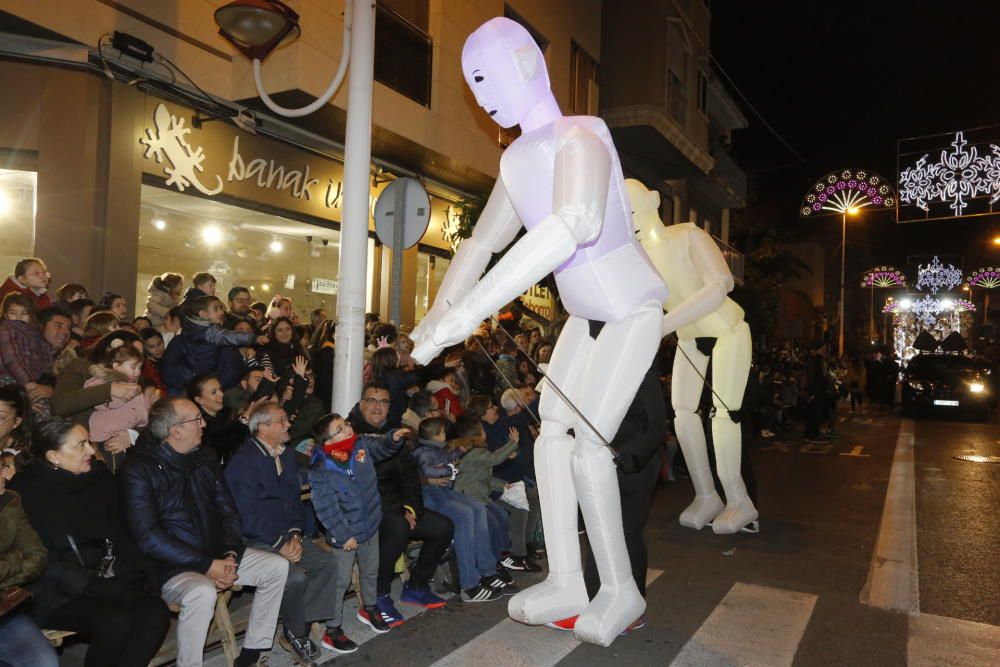 La cabalgata de los Reyes Magos en Elche ha recorrido el centro de la ciudad con 13 carrozas y más de 600 personas