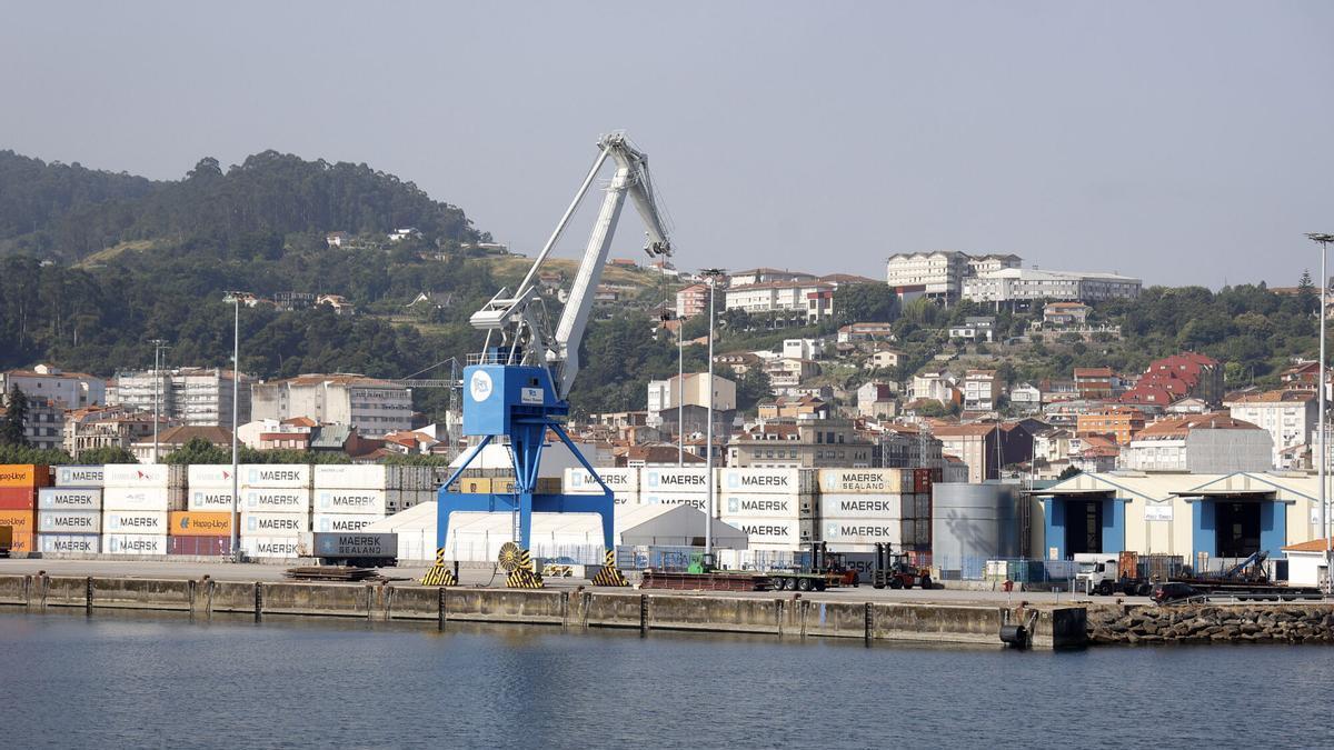 Vistas del puerto de Marín desde un barco en la ría de Pontevedra.