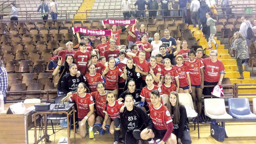 Las jugadoras del Porriño posan a la conclusión del partido con algunos de los aficionados que les acompañaron a León. // FDV