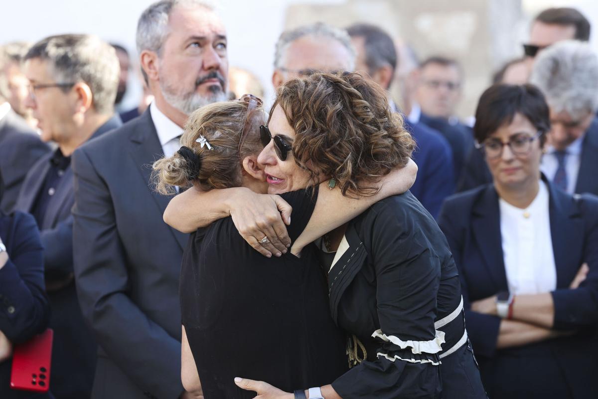 El funeral de Guillermo Fernández Vara en Olivenza, en imágenes