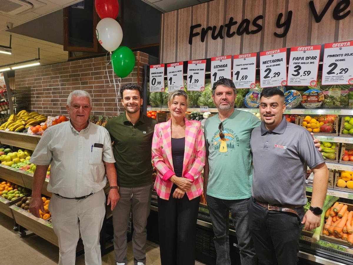 La directora General de SPAR Gran Canaria, Dunia Pérez, junto a Juan Díaz e hijo y  encargados la SPAR La Jurada