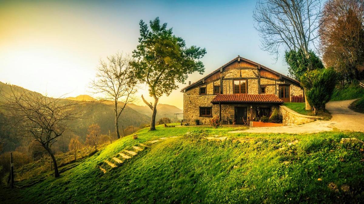 Un tren que te lleva por los paisajes más escénicos de Euskadi.