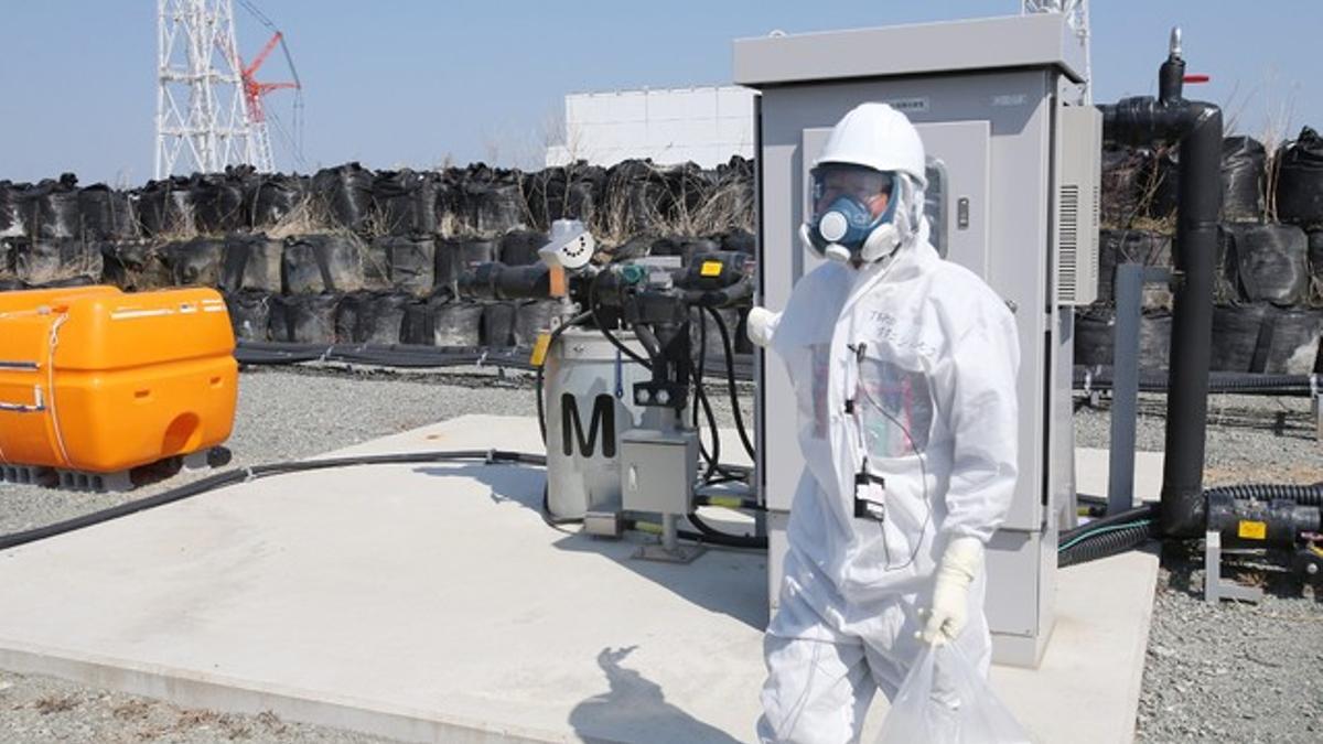Un empleado de TEPCO, en Fukushima, vestido con un mono antirradiación, el pasado mes de abril.