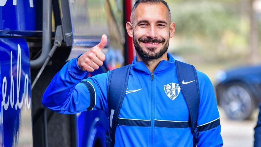 Ferreiro hace un gesto de aprobación antes de subirse al autobús camino de Ponferrada.