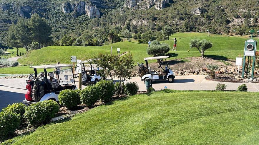 El campo de golf de Carcaixent reabre tras el incendio que calcinó la mitad de sus 'buggies'