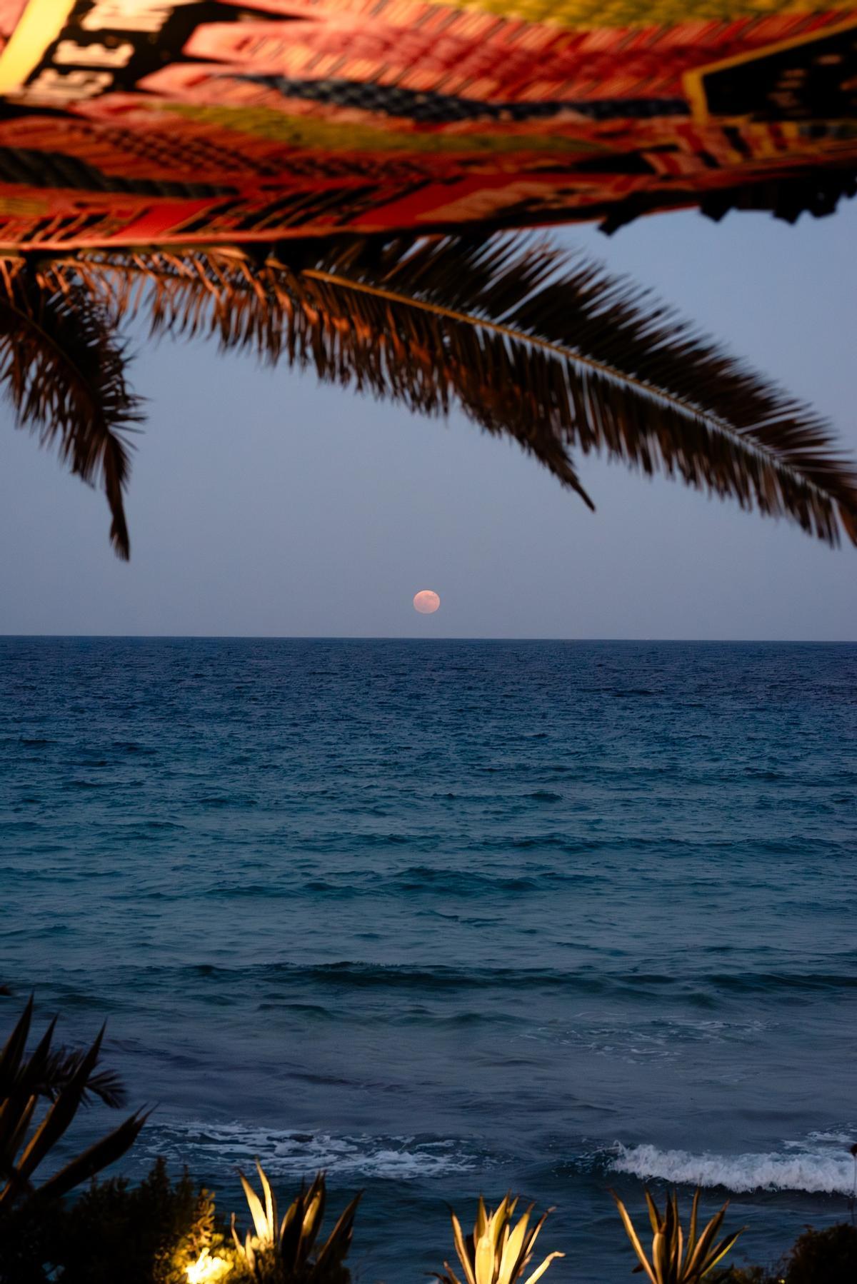La luna llena sobre el horizonte desde la terraza de Aiyanna Ibiza.