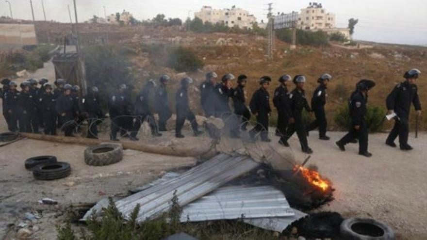 Colonos judíos se enfrentan a las fuerzas israelíes por dos edificios ilegales