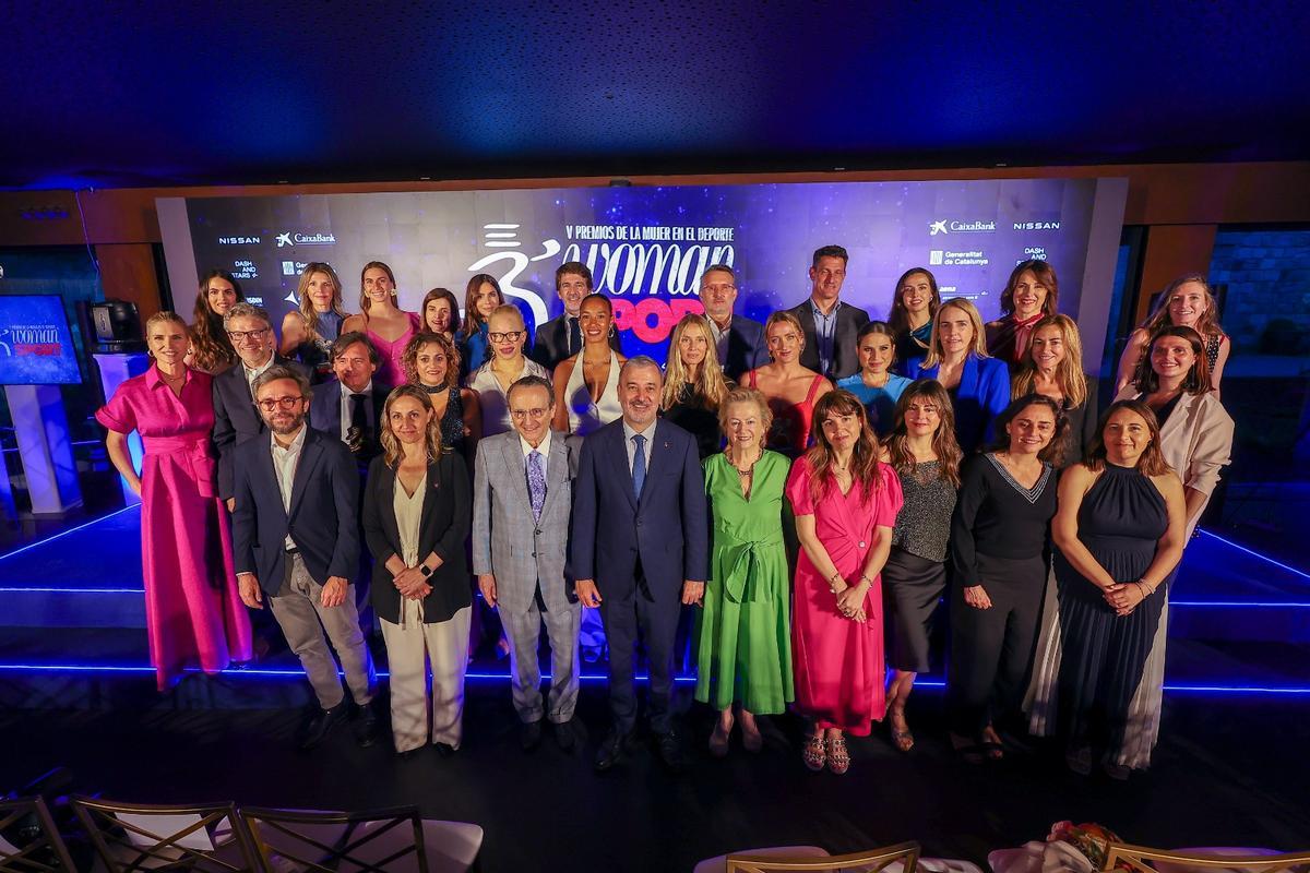 Premiadas y autoridades posaron al terminar el acto