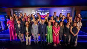 Premiadas y autoridades posaron al terminar el acto