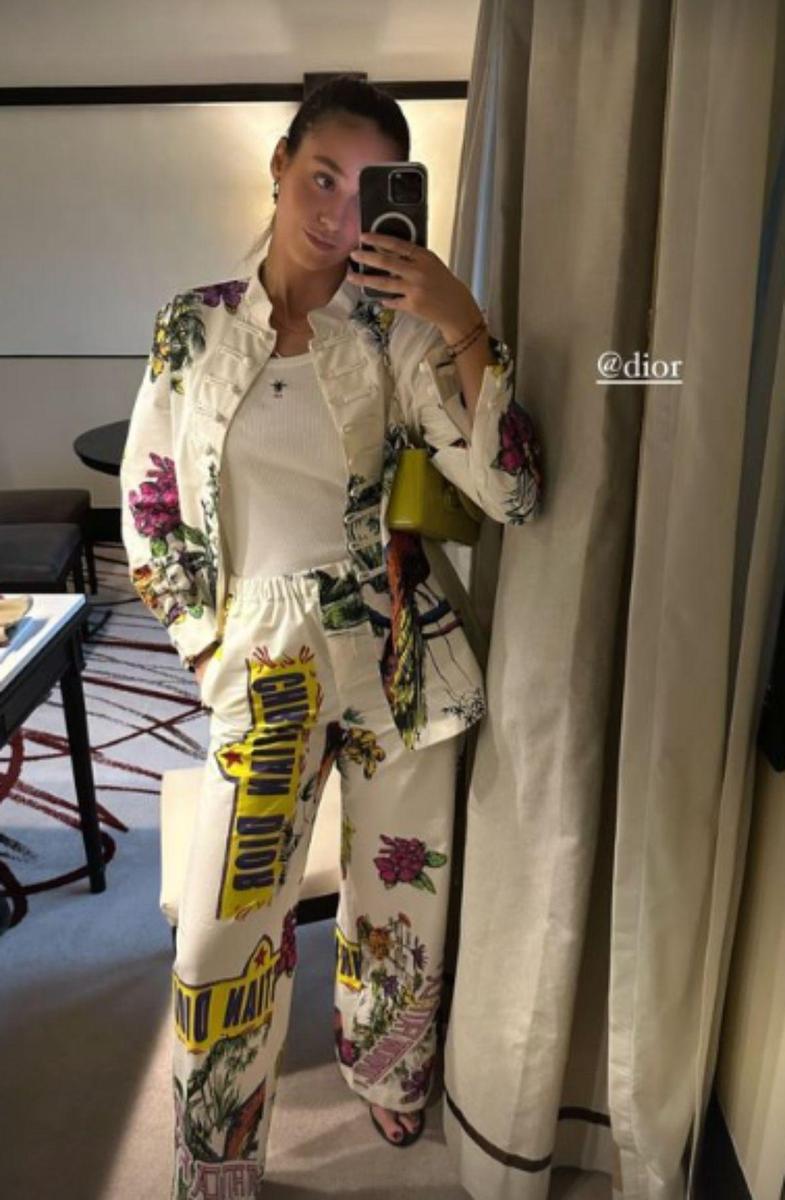 Victoria Federica con traje estampado de Dior