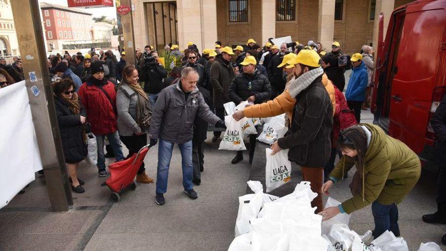 UAGA regala 1.000 kilos de fruta en una concentración por los precios dignos