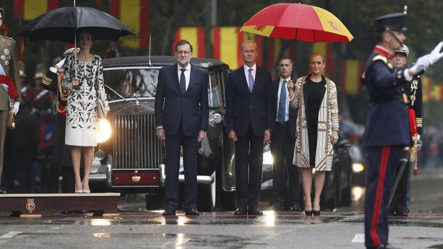 Rajoy, acompanyat pel rei Felip VI durant la desfilada del 12-O