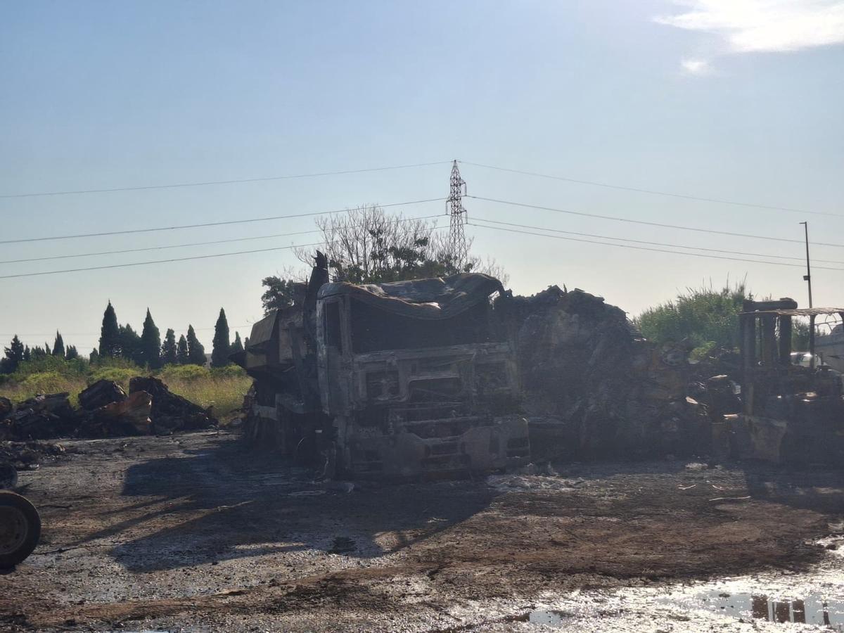 Las imágenes de la destrucción del fuego: así ha quedado la zona del desguace de El Verger devorada por el incendio