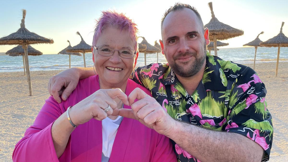 DJ Chris Caramello mit Mama Gaby an der Playa de Palma.