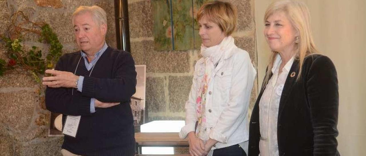 Pedro Piñeiro y su hermana Beatriz flanquean a Nava Castro, directora de Turismo de Galicia. // Noé Parga