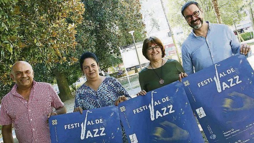 Dos miembros de Banastra, la edil de Cultura y Alberto Vilas. // D. P.