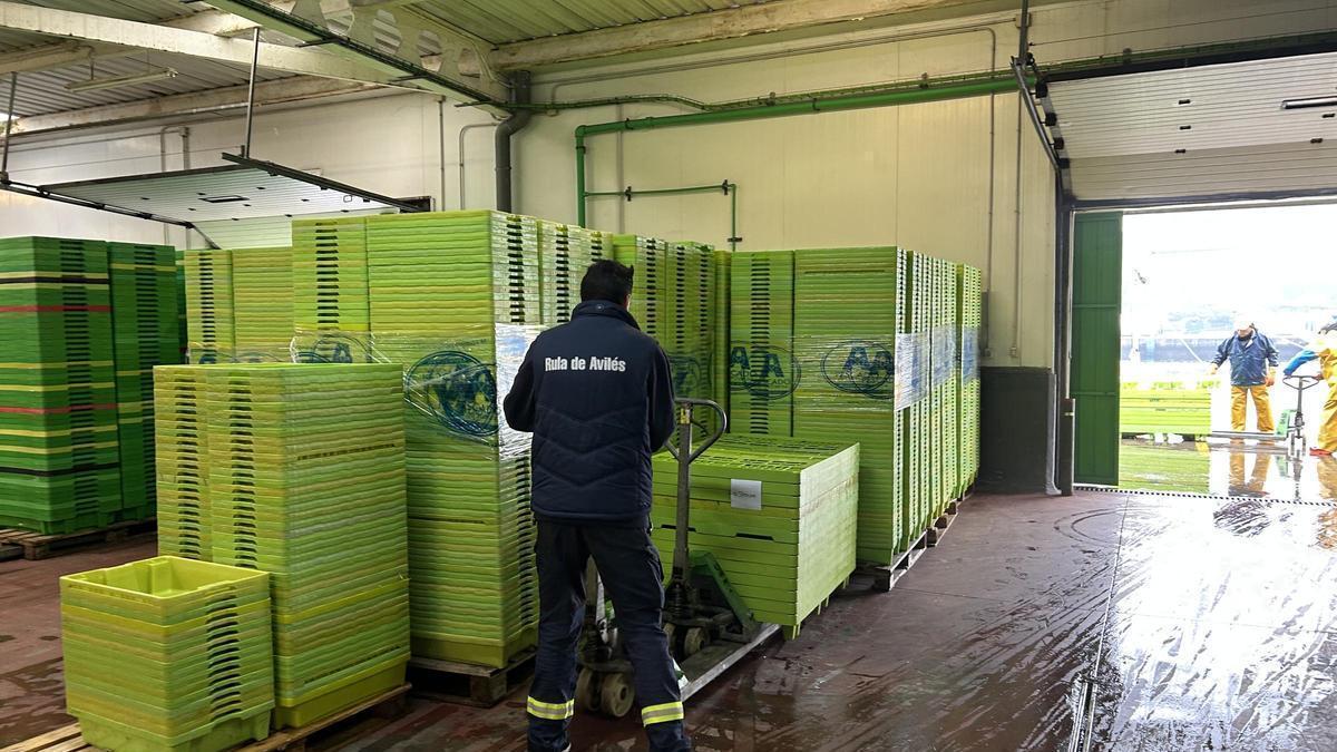 Un operario coloca una pila de cajas.