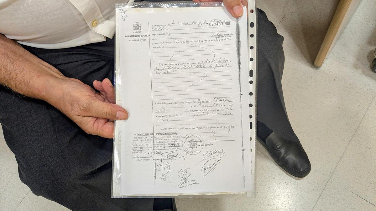 Una víctima muestra un documento que señala que su padre &quot;falleció por los hechos sucedidos en 1936&quot;.