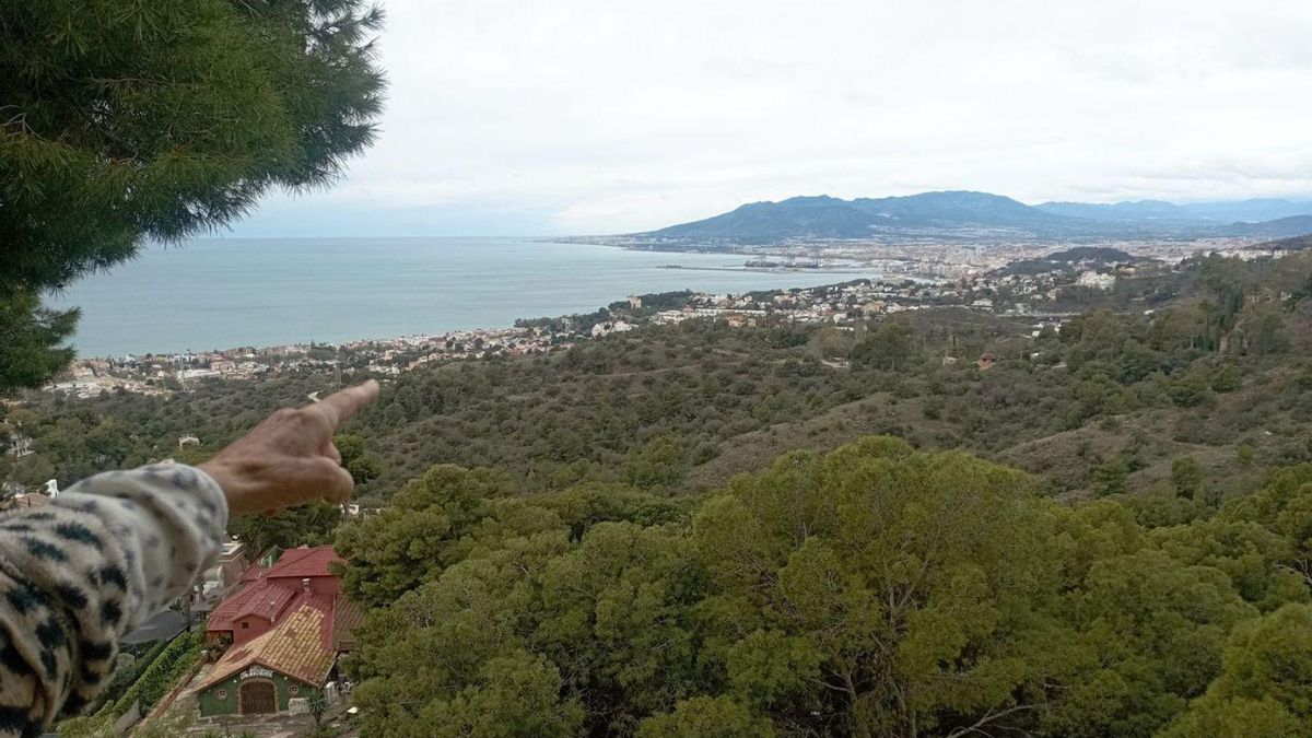 Una vecina de Pinares de San Antón señala dónde irán los chalés previstos del Lagarillo.