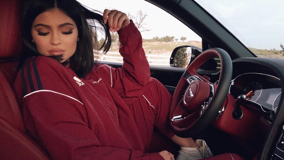 Kylie Jenner con chándal y coche a juego