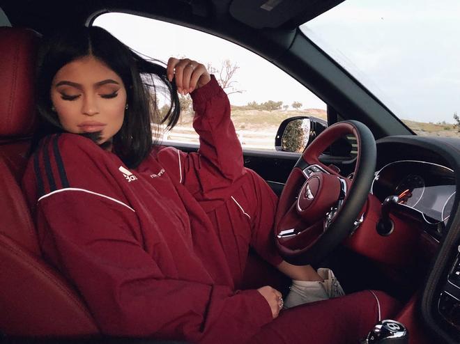 Kylie Jenner con chándal y coche a juego