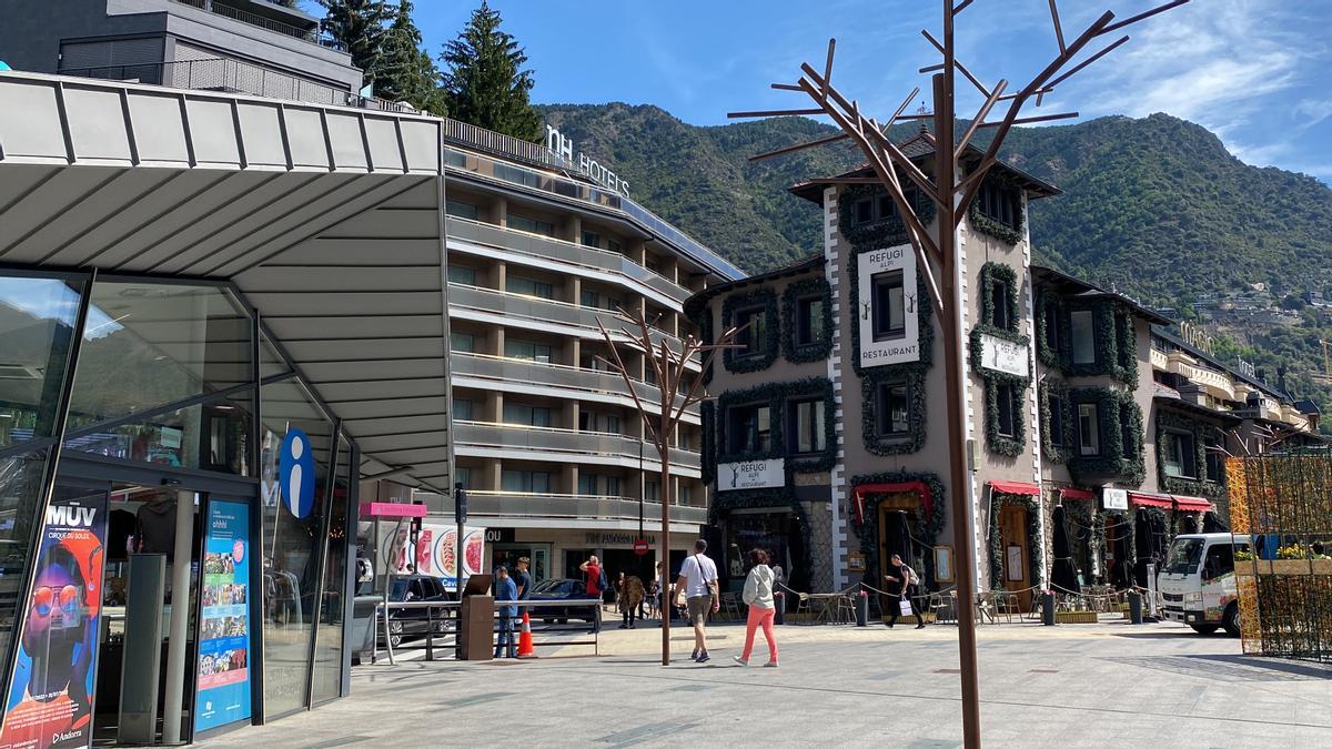 Una oficina de turisme d&#039;Andorra, on es veuen diversos establiments hotelers de fons