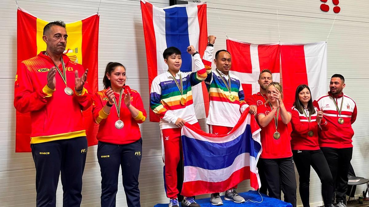 Javi Cardeñas y Sara Díaz, a la izquierda, han obtenido la medalla de plata en la modalidad de dobles mixtos