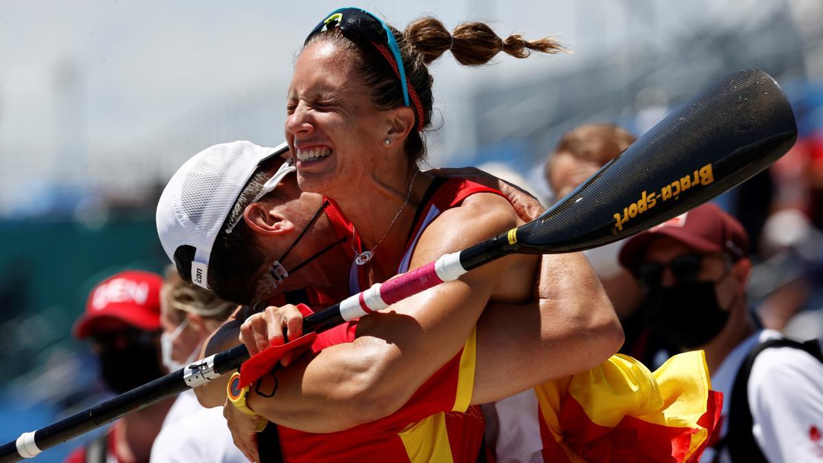 Teresa Portela celebra su medalla en Tokio.