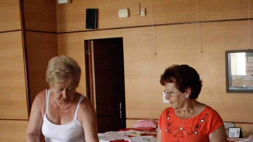 Voluntarias de Cáritas ultiman los preparativos del mercadillo.