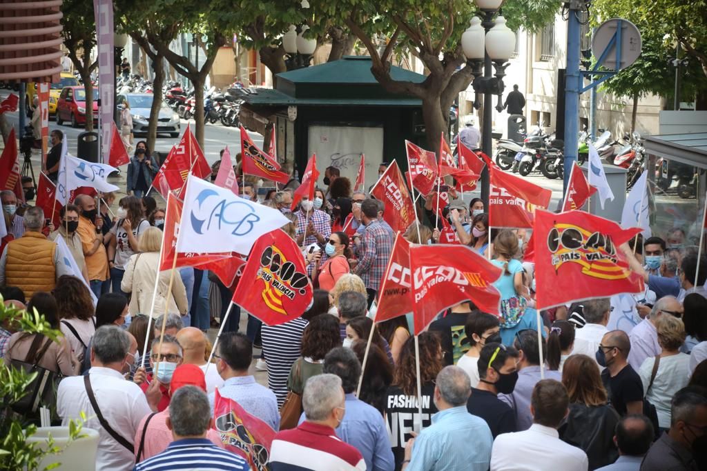 Trabajadores y sindicatos del BBVA protestan en Alicante contra el ERE
