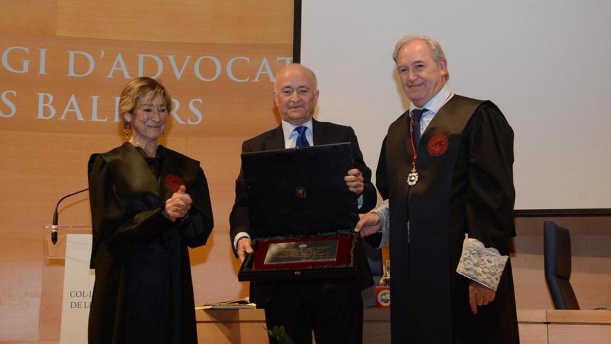 Vicente Magro (cntr), al recibir el premio junto el decano del colegio, Martín Aleñar y a la presidenta del Consejo General de la Abogacía española, Victoria Ortega