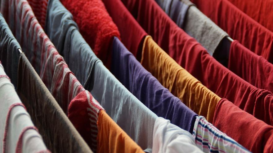 Tendido arcoíris: el truco de los japoneses para secar la ropa dentro de casa mucho más rápido
