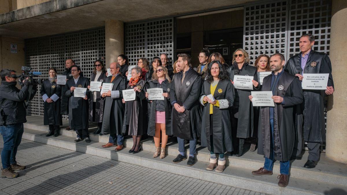 Protesta de los secretarios  judiciales en Badajoz.