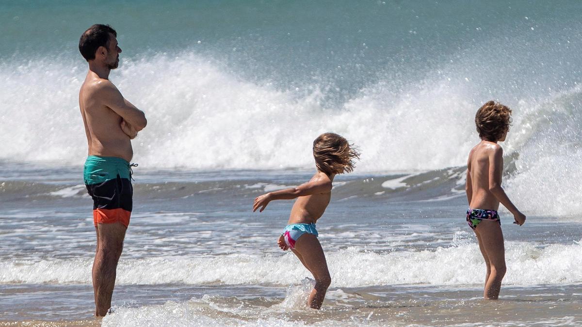 Una familia disfruta de la costa gaditana.