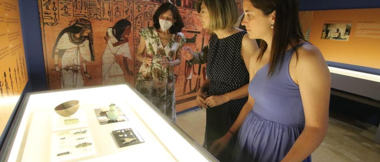 Cristina Casanueva y Lola Baena observan parte de las piezas expuestas.