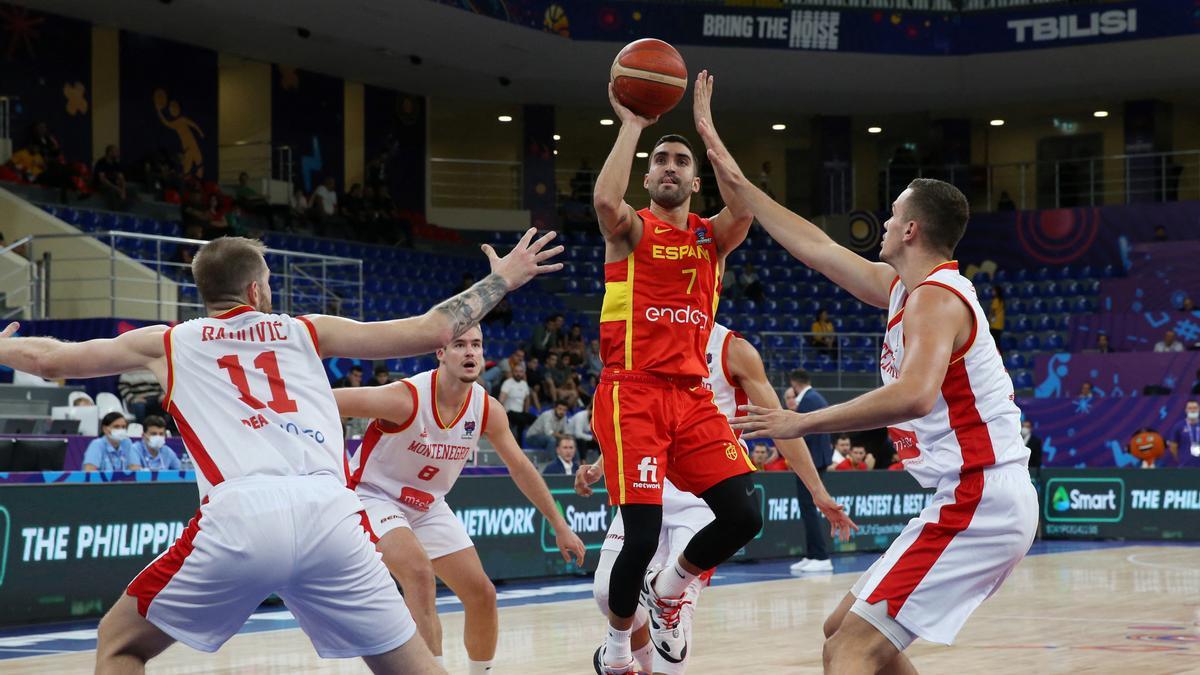 Jaime Fernández, en una acción del partido ante Montenegro