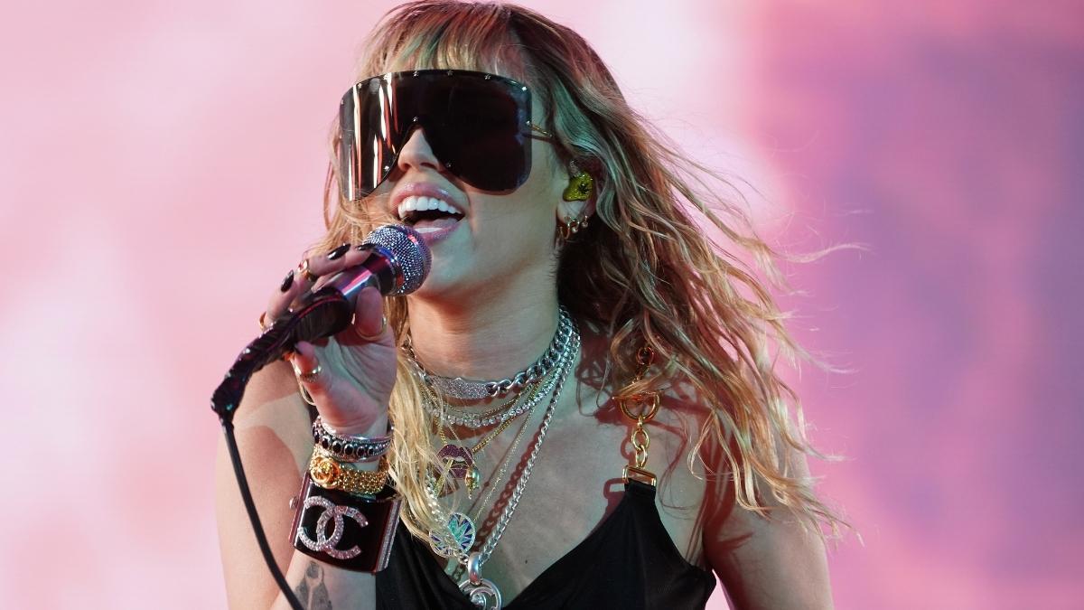 Miley Cyrus actuando en 2019