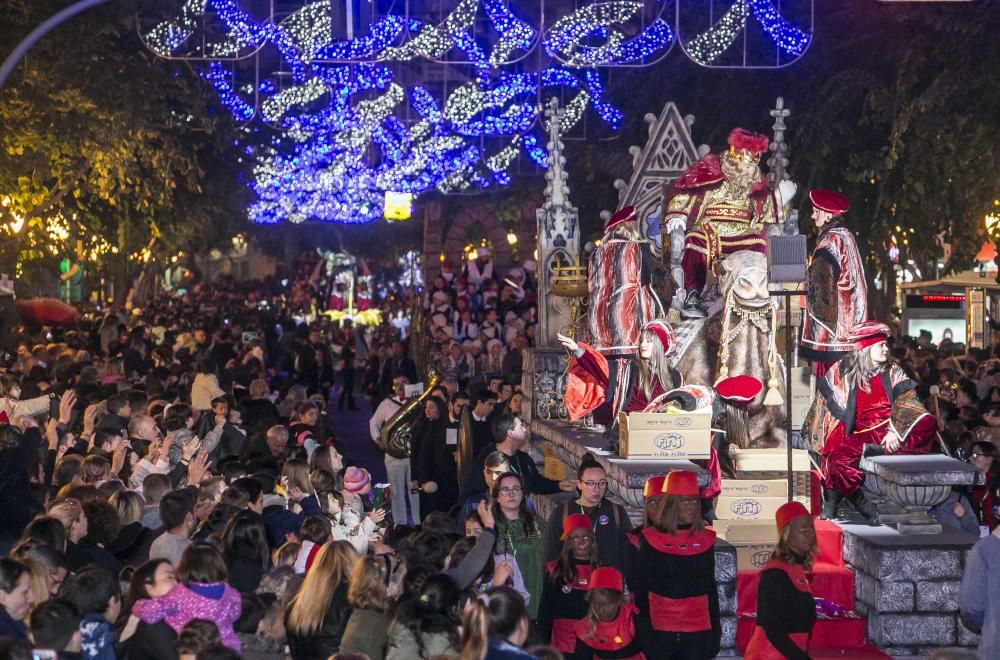 Los Reyes Magos reparten ilusión por la ciudad de Alicante.