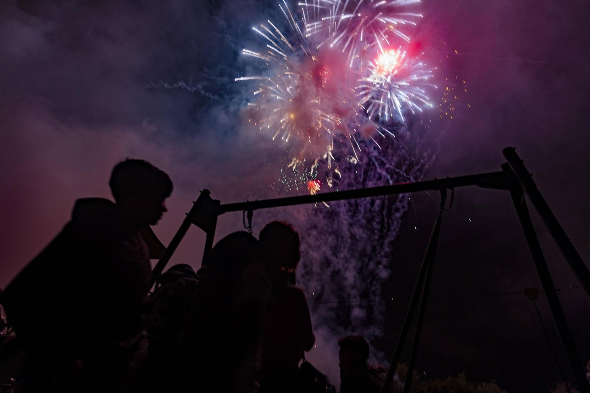 EN IMÁGENES: Así se vivieron unos fuegos de San Mateo bajo la lluvia en Oviedo