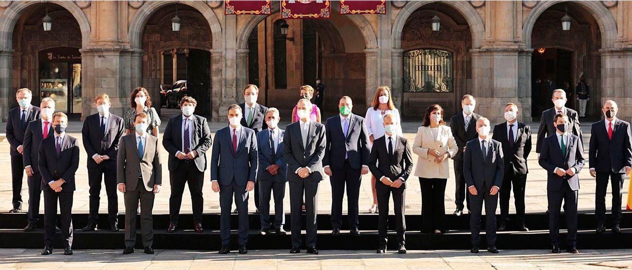 Foto de familia de los presidentes autonómicos junto a Pedro Sánchez y el Rey.