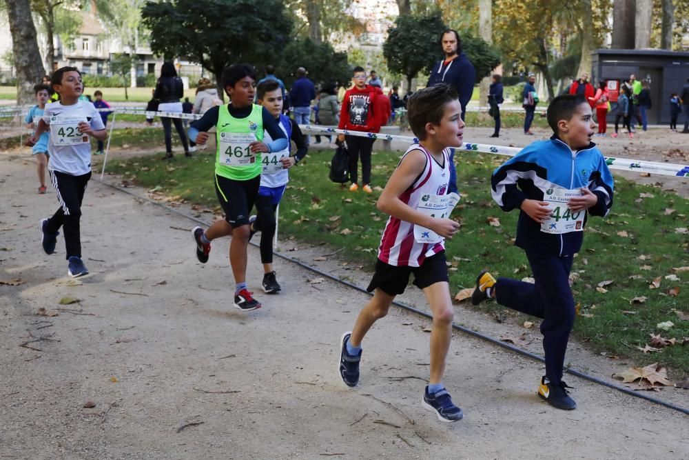 Más de 1.100 jóvenes atletas desafían a las bajas temperaturas para participar en la tradicional carrera de cross escolar.