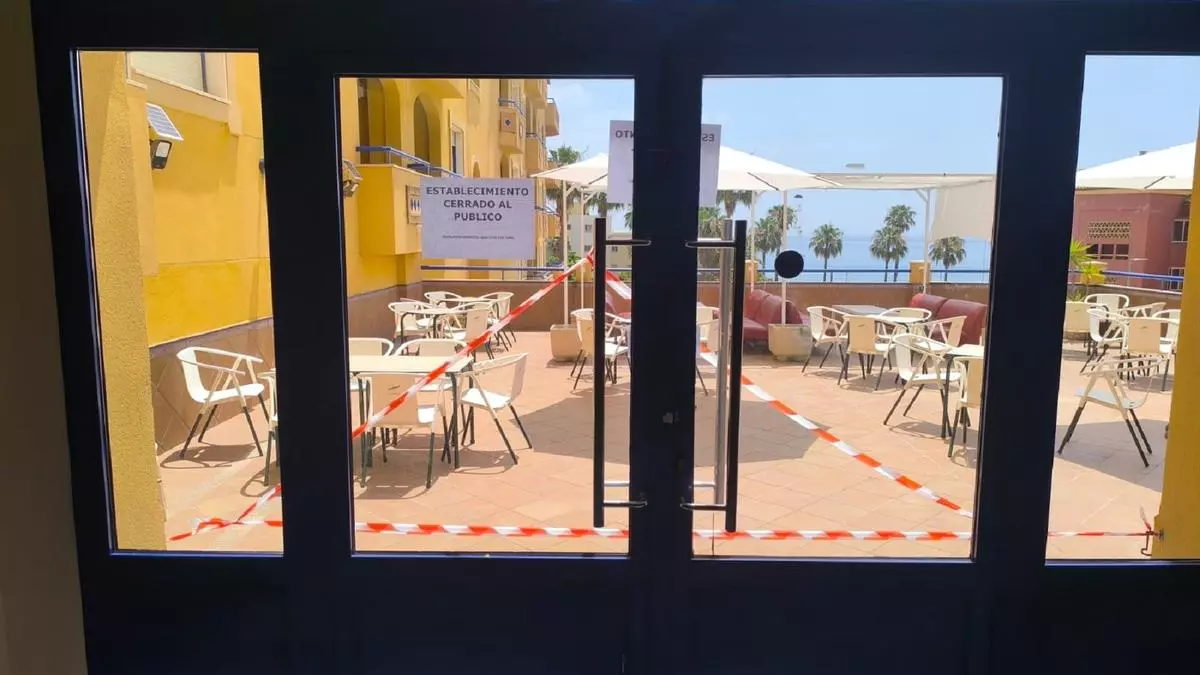 La Policía Local precinta un hotel en Benalmádena con 200 clientes dentro